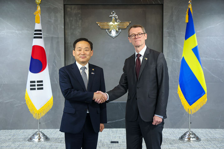 [서울=뉴시스] 28일 오후 서울 용산 국방부 청사에서 이두희 국방부 차관이 피터 산드발 스웨덴 국방차관을 만나 악수를 나누고 있다. (사진=국방부 제공) 2026.05.28. photo@newsis.com *재판매 및 DB 금지