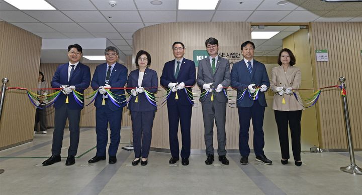 [서울=뉴시스] 지난 19일 건국대 서울캠퍼스에서 열린 'KU 원헬스 허브' 개소식의 참가자들이 기념 사진을 촬영하고 있다. (사진=건국대 제공) 2026.05.28. photo@newsis.com *재판매 및 DB 금지