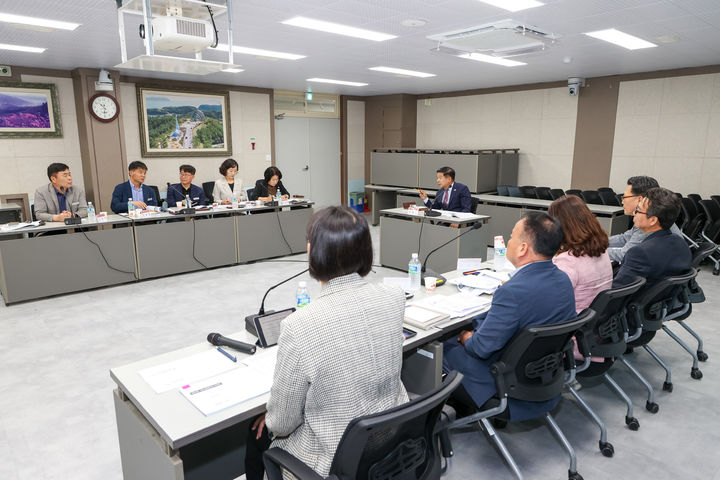 [고성(경남)=뉴시스] 신정철 기자= 경남 고성군은 28일, 군청 중회의실에서 ‘2027년 지방소멸대응기금 투자계획 보고회’를 열고 지역 특성을 반영한 지방소멸 대응 전략과 핵심사업 추진 방향을 논의했다.(사진=고성군 제공).2026.05.28. photo@newsis.com *재판매 및 DB 금지