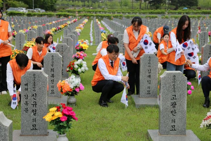 [대전=뉴시스]한화그룹 충청지역 사업장 임직원으로 구성된 충청지역봉사단이 28일 국립대전현충원을 찾아 참배하고 묘역 정화활동을 펼쳤다. 2026. 05. 28 photo@newsis.com *재판매 및 DB 금지