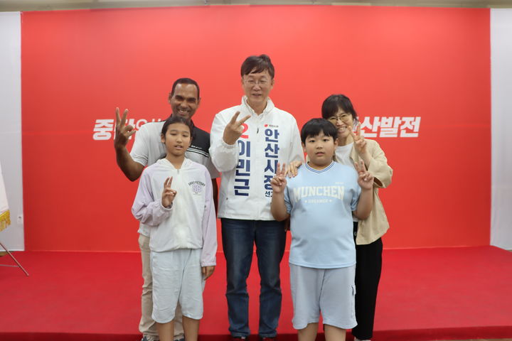 [안산=뉴시스] 이민근 국민의힘 안산시장 후보가 28일 캠프에서 이민청 유치홍보활동에 참여한 가족과 함께 사진촬영을 하고 있다. (사진=이민근 후보 원팀캠프 제공) 2026.05.28. photo@newsis.com *재판매 및 DB 금지