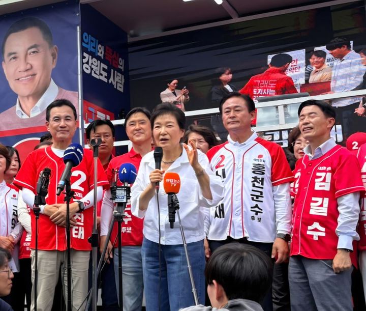[횡성=뉴시스] 28일 오후 횡성군을 방문한 박근혜 전대통령은 “횡성군은 제가 14년만에 다시 찾아오게 됐다. 근데 언뜻 봐도 그때보다 많이 발전 된 것 같아서 기쁜 마음이다”며 방문 소회를 밝혔다. 김진태 후보측 제공. *재판매 및 DB 금지