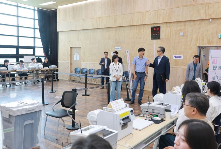 [대전=뉴시스]유득원 대전시장 권한대행이 28일 온천1동 사전투표소를 찾아 관리상태를 점검하고 있다. 2026. 05. 28 photo@newsis.com *재판매 및 DB 금지