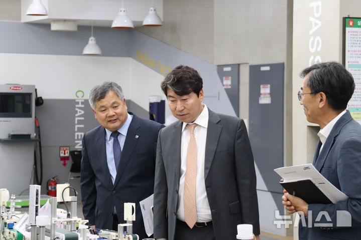 [인천=뉴시스] 권통일 학교법인 한국폴리텍 감사(가운데)가 인천폴리텍 융합실습지원센터에서 최민환 학장 직무대리(왼쪽), 전준규 학생처장과 함께 장비 운영 및 안전 관리 현황을 점검하고 있다. (사진=인천폴리텍 제공) 2026.05.28. photo@newsis.com