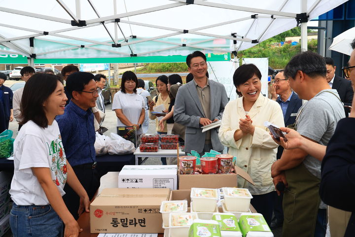 [순창=뉴시스] 송미령 농림축산식품부 장관이 28일 전북 순창군 농어촌기본소득 시범사업 지역인 풍산면 이동장터 풍구장터을 찾아 관계자들과 대화하고 있다. 왼쪽 끝이 임샛별(40)씨. (사진 = 농식품부 제공) 2026.05.28; *재판매 및 DB 금지