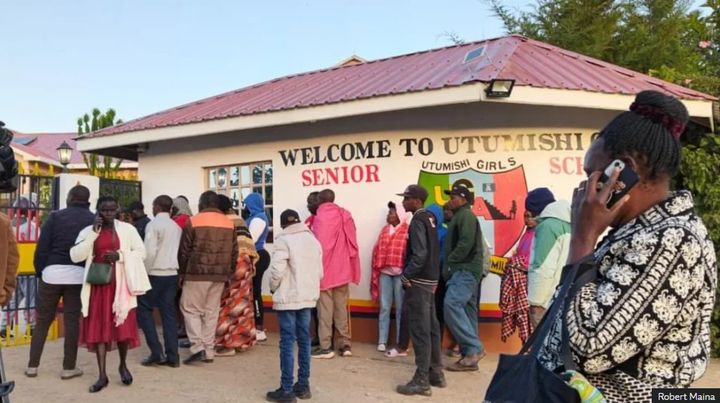 [서울=뉴시스]케냐 중부의 한 기숙 여학교에서 28일 아침(현지시각) 화재가 발생해 16명의 학생이 사망하고, 74명의 학생들이 부상을 입고 병원에서 치료받고 있다고 현장에 있던 경찰관이 기자들에게 말했다고 BBC가 보도했다. 사진은 화재가 난 기숙 여학교 밖에 모여 있는 학부모들의 모습. <사진 출처 : BBC> 2026.05.28. 