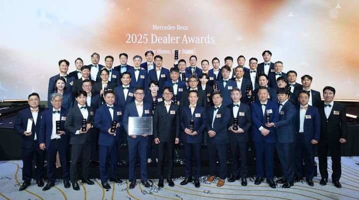 [서울=뉴시스] 김마르코 한성자동차 대표(첫 줄 가운데)를 포함한 '2025 딜러 어워드' 한성자동차 수상자 및 관계자들이 단체 사진을 촬영하고 있다. (사진=한성자동차 제공) *재판매 및 DB 금지