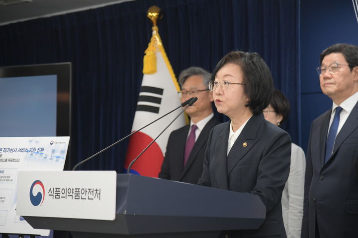 [서울=뉴시스] 지난 26일 오유경 식품의약품안전처장이 정부서울청사에서 열린 브리핑에서 “신약, 바이오시밀러, 신기술의료기기의 신속한 허가·심사를 통해 국민 치료기회를 확대하기 위한 ‘의료제품 허가·심사 혁신방안’을 마련하고, 오는 6월 1일 관련 지침을 시행한다”고 밝혔다. (사진=식약처 제공) 2026.05.28. photo@newsis.com *재판매 및 DB 금지