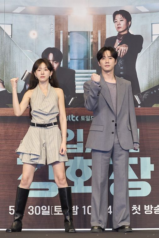 [서울=뉴시스]배우 이준영과 이주명이 28일 서울 구로구 더링크호텔에서 열린 JTBC 새 토일드라마 '신입사원 강회장' 제작발표회에서 포즈를 취하고 있다. (사진=JTBC 제공) 2026.05.28. photo@newsis.com *재판매 및 DB 금지