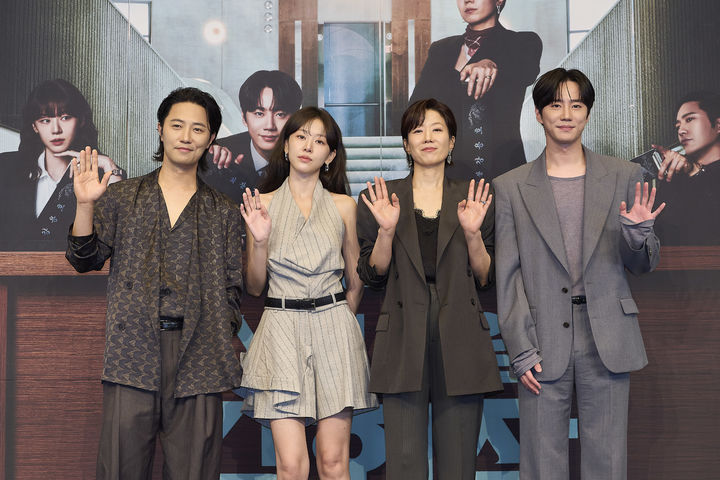 [서울=뉴시스]왼쪽부터 배우 진구, 이주명, 전혜진, 이준영이 서울 구로구 더링크호텔에서 열린 JTBC 새 토일드라마 '신입사원 강회장' 제작발표회에서 포즈를 취하고 있다. (사진=JTBC 제공) 2026.05.28. photo@newsis.com *재판매 및 DB 금지