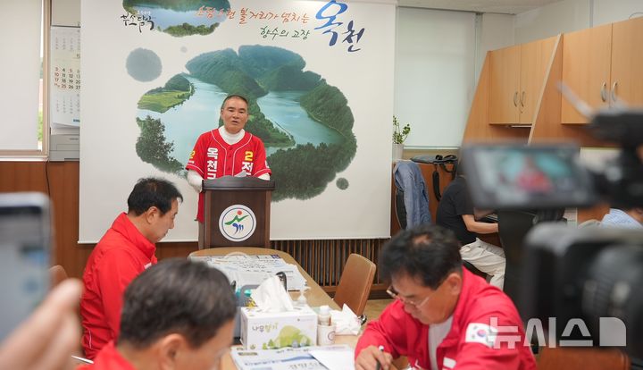 [옥천=뉴시스] 국민의힘 전상인 충북 옥천군수 후보가 28일 옥천군청 군정홍보실에서 기자회견을 열어 중소벤처기업진흥공단 충북연수원 남부권 분원을 옥천에 유치하겠다고 공약하고 있다. (사진=전상인 후보 선거사무소 제공) 2026.05.28. photo@newsis.com *재판매 및 DB 금지