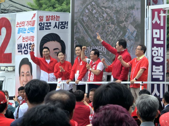 [논산=뉴시스]국힘 장동혁 대표가 28일 충남 논산 화지시장을 찾아 지원유세를 벌이고 있는 가운데 백성현 후보가 연설하고 있다. 2026. 05. 28 photo@newsis.com *재판매 및 DB 금지