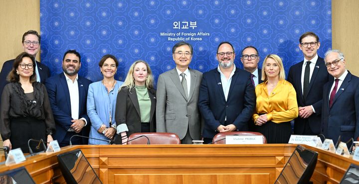 [서울=뉴시스] 조현 외교부 장관은 28일 오후 서울에서 유럽의회 한반도관계대표단(DKOR) 소속 의원들을 면담했다. *재판매 및 DB 금지