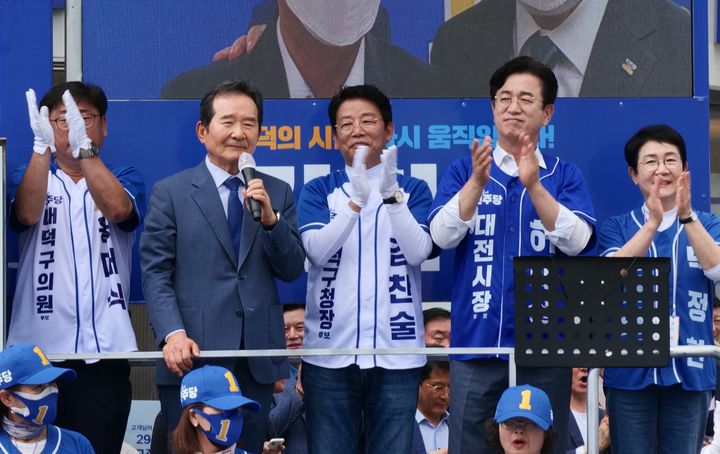 [대전=뉴시스] 조명휘 기자 = 정세균 전 국무총리 28일 오후 대덕구 석봉동 신탄진당에서 더불어민주당 허태정 대전시장 후보와 김찬술 대덕구청장 후보 지원유세를 하고 있다. (사진= 허후보 선대위 제공) 2026.05.28. photo@newsis.com *재판매 및 DB 금지