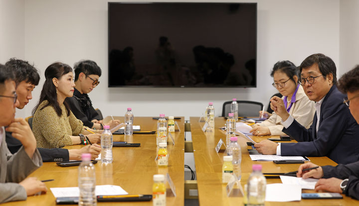 최휘영 "불법 콘텐츠 사이트 끝까지 추적...웹툰 해외 진출도 지원" - 뉴스 썸네일 이미지