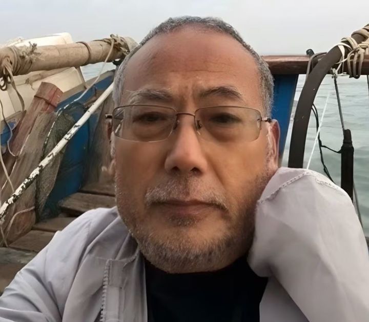 [서울=뉴시스] 중국 반체제 인사 둥광핑이 고무보트를 타고 서해를 건너 한국에 입국한 가운데, 향후 난민 인정 여부와 중국 송환 가능성에 관심이 쏠리고 있다. (사진='ShengXue_ca' 엑스 계정 캡처)