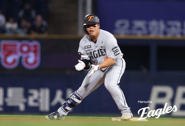 [서울=뉴시스] 프로야구 한화 이글스 강백호가 28일 창원NC파크에서 열린 2026 신한 쏠 KBO리그 NC 다이노스와의 경기 7회 싹쓸이 2루타를 친 뒤 기뻐하고 있다. (사진=한화 이글스 제공) 2026.05.28.
