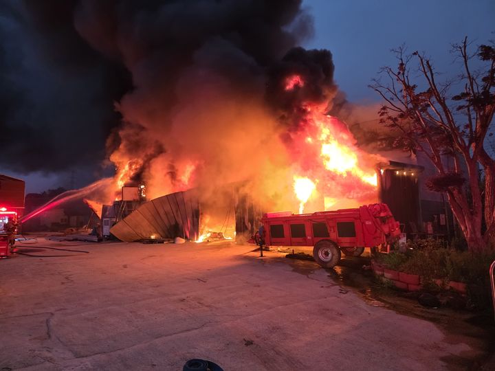 [고창=뉴시스] 28일 오후 7시39분께 전북 고창군 고수면의 한 양계장 내 계란선별장에서 불이 나 화염이 치솟고 있다. (사진=전북도소방본부 제공) 2026.05.28. photo@newsis.com *재판매 및 DB 금지