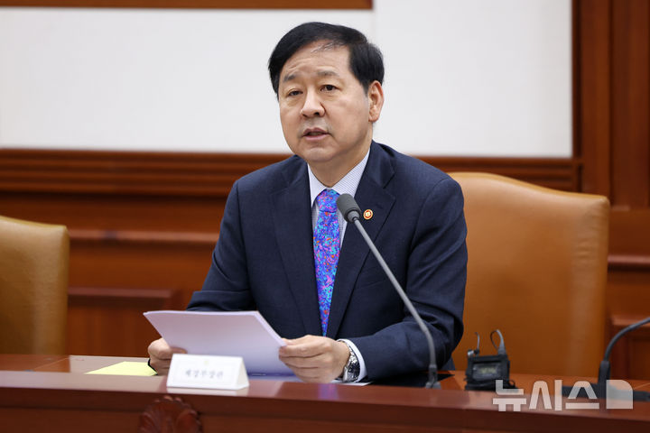 [서울=뉴시스] 김선웅 기자 = 구윤철 부총리 겸 재정경제부 장관이 28일 서울 종로구 정부서울청사에서 열린 제17차 비상경제본부회의에서 모두발언을 하고 있다. 2026.05.28. mangusta@newsis.com