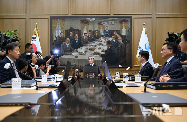 [서울=뉴시스] 사진공동취재단 = 신현송 한국은행 총재가 28일 서울 중구 한국은행 본관에서 열린 취임 후 첫 금융통화위원회 본회의에서 의사봉을 두드리고 있다. 2026.05.28. photo@newsis.com