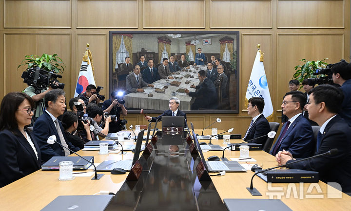 [서울=뉴시스] 사진공동취재단 = 신현송 한국은행 총재가 28일 서울 중구 한국은행 본관에서 열린 취임 후 첫 금융통화위원회 본회의에서 의사봉을 두드리고 있다. 2026.05.28. photo@newsis.com