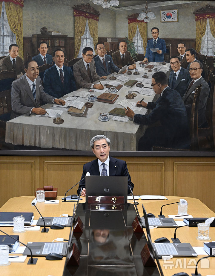 [서울=뉴시스] 사진공동취재단 = 신현송 한국은행 총재가 28일 서울 중구 한국은행 본관에서 열린 취임 후 첫 금융통화위원회 본회의를 주재하고 있다. 2026.05.28. photo@newsis.com
