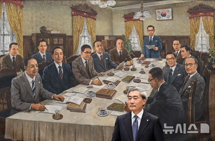 [서울=뉴시스] 사진공동취재단 = 신현송 한국은행 총재가 28일 서울 중구 한국은행 본관에서 열린 취임 후 첫 금융통화위원회 본회의에 참석하고 있다. 2026.05.28. photo@newsis.com