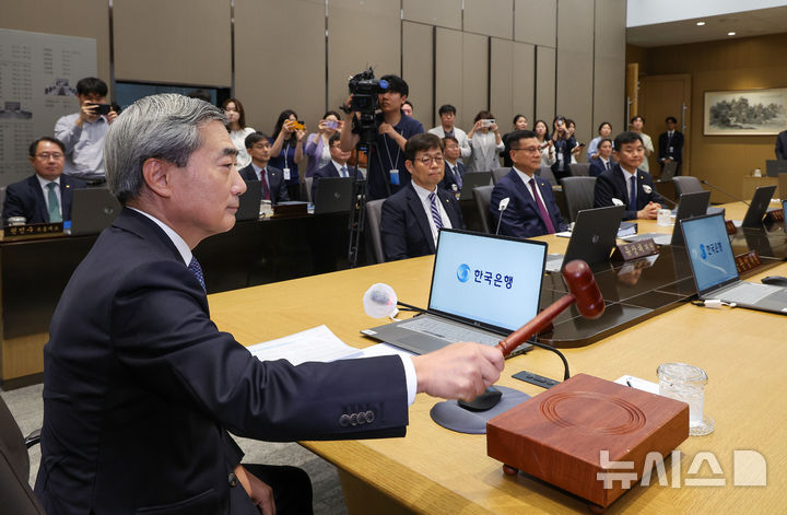 [서울=뉴시스] 사진공동취재단 = 신현송 한국은행 총재가 28일 서울 중구 한국은행 본관에서 열린 금융통화위원회 본회의에서 의사봉을 두드리고 있다. 2026.05.28. photo@newsis.com