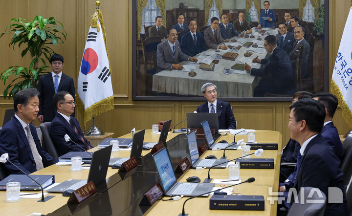 [서울=뉴시스] 사진공동취재단 = 신현송 한국은행 총재가 28일 서울 중구 한국은행 본관에서 금융통화위원회 본회의를 주재하고 있다. 2026.05.28. photo@newsis.com