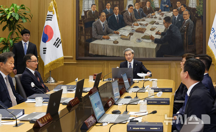[서울=뉴시스] 사진공동취재단 = 신현송 한국은행 총재가 28일 서울 중구 한국은행 본관에서 금융통화위원회 본회의를 주재하고 있다. 2026.05.28. photo@newsis.com