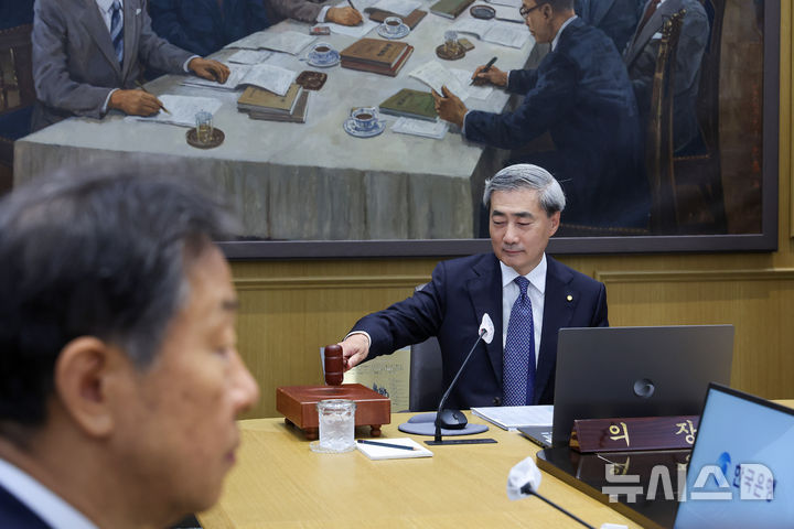 [서울=뉴시스] 사진공동취재단 = 신현송 한국은행 총재가 28일 서울 중구 한국은행 본관에서 열린 금융통화위원회 본회의에서 의사봉을 두드리고 있다. 2026.05.28. photo@newsis.com
