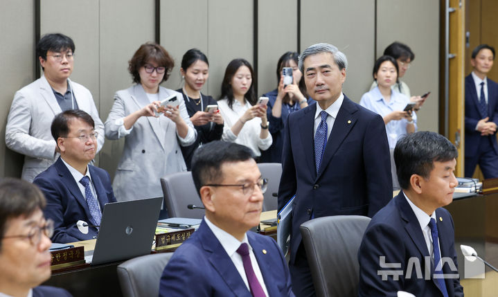 [서울=뉴시스] 사진공동취재단 = 신현송 한국은행 총재가 28일 서울 중구 한국은행 본관에서 열린 금융통화위원회 본회의에 참석하고 있다. 2026.05.28. photo@newsis.com