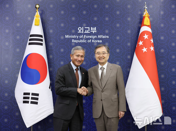 [서울=뉴시스] 조수정 기자 = 조현 외교부 장관이 28일 오전 서울 종로구 외교부에서 비비안 발라크리쉬난 싱가포르 외교장관과 면담에 앞서 악수하고 있다. 발라크리쉬난 장관은 방한 일정에 앞서 북한을 순방했다. 2026.05.28. chocrystal@newsis.com