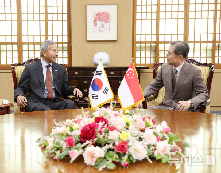 [서울=뉴시스] 조수정 기자 = 조현 외교부 장관이 28일 오전 서울 종로구 외교부에서 비비안 발라크리쉬난(왼쪽) 싱가포르 외교장관과 면담을 하고 있다. 발라크리쉬난 장관은 방한 일정에 앞서 북한을 순방했다. 2026.05.28. chocrystal@newsis.com