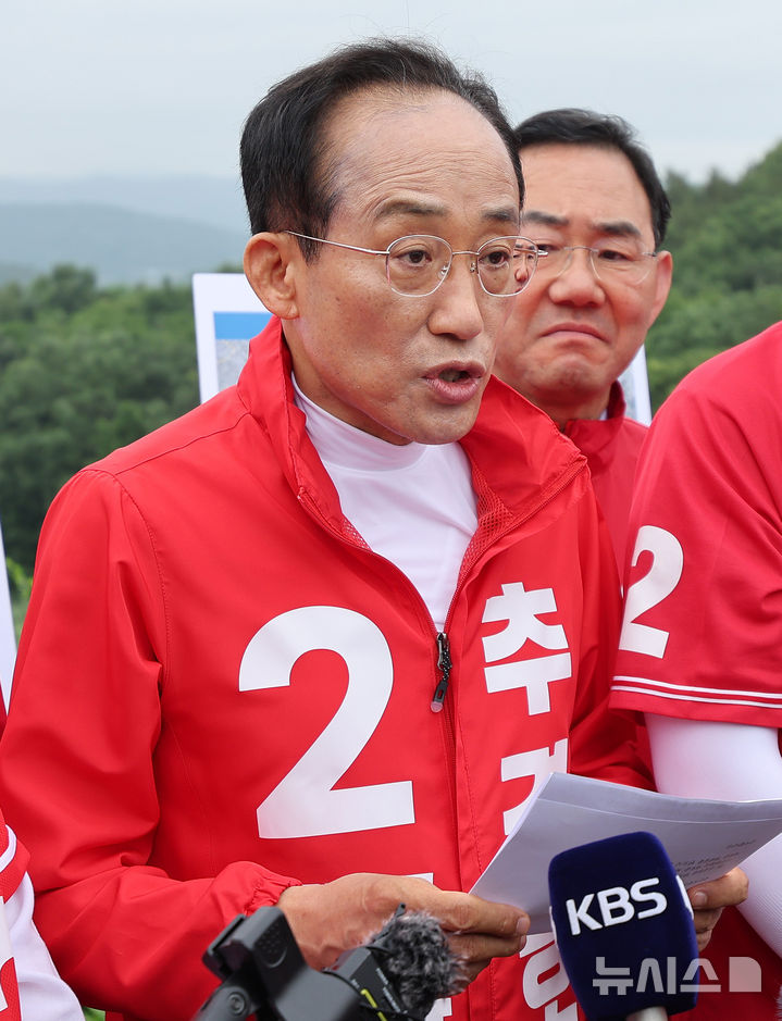 [대구=뉴시스] 이무열 기자 = 국민의힘 추경호 대구시장 후보가 28일 오전 대구 군위군 소보면 내의리 대구경북통합신공항 건설 예정지를 찾아 대구경북신공항 추진 관련 발언을 하고 있다. 2026.05.28. lmy@newsis.com
