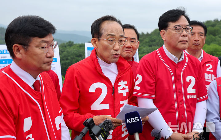 [대구=뉴시스] 이무열 기자 = 추경호(가운데) 국민의힘 대구시장 후보가 28일 오전 대구 군위군 소보면 내의리 대구경북통합신공항 건설 예정지를 찾아 대구경북신공항 추진 관련 발언을 하고 있다. 2026.05.28. lmy@newsis.com