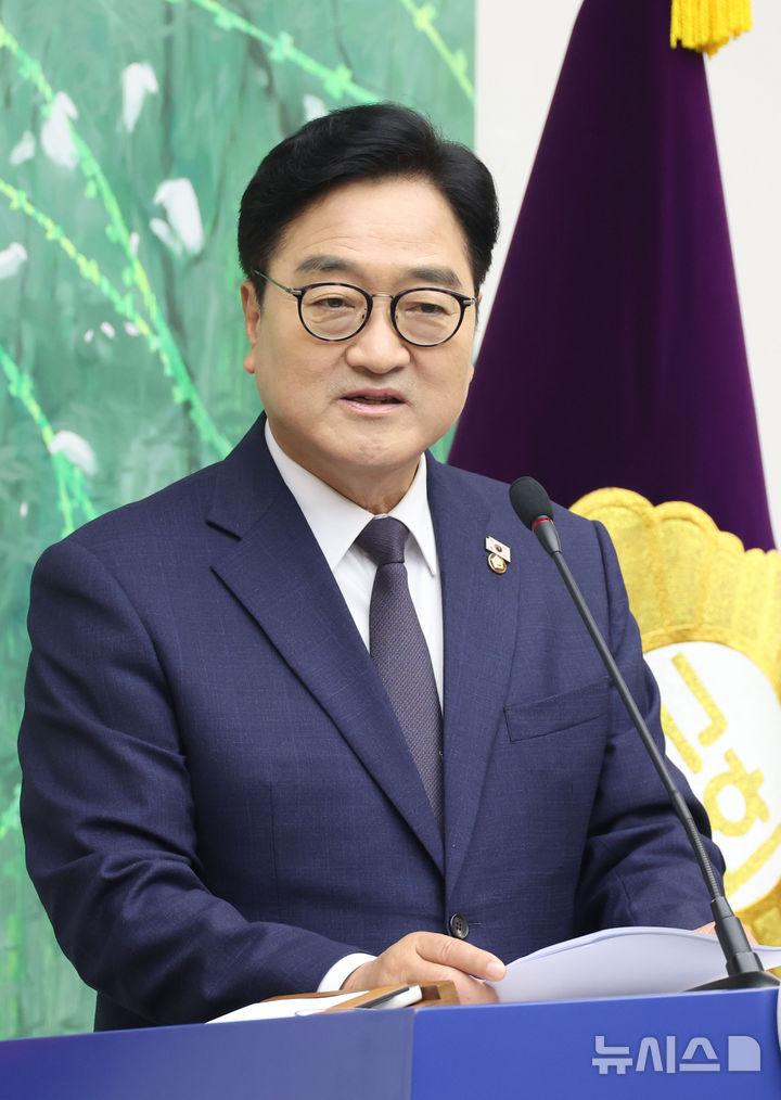 [서울=뉴시스] 조성봉 기자 = 우원식 국회의장이 28일 오전 서울 여의도 국회에서 열린 퇴임 기자회견에서 발언을 하고 있다. 2026.05.28. suncho21@newsis.com