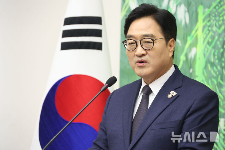 [서울=뉴시스] 조성봉 기자 = 우원식 국회의장이 28일 오전 서울 여의도 국회에서 열린 퇴임 기자회견에서 발언을 하고 있다. 2026.05.28. suncho21@newsis.com