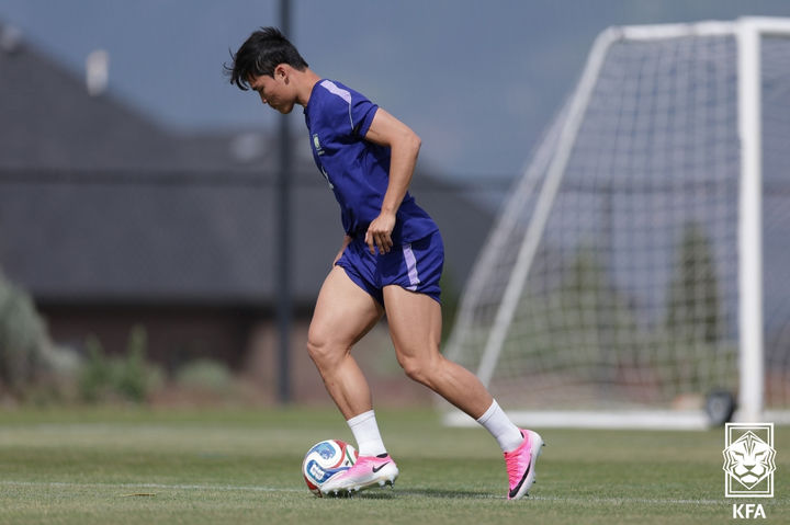 [서울=뉴시스] 축구대표팀 오현규가 27일(현지 시간) 미국 유타 헤리만 자이언스뱅크 트레이닝센터에서 훈련하고 있다. (사진=대한축구협회 제공) 2026.05.28. photo@newsis.com *재판매 및 DB 금지