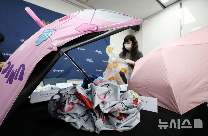 [서울=뉴시스] 전신 기자 = 지난 5월28일 서울시청에서 공정경제과 주무관이 해외 온라인 플랫폼 안전성 조사 부적합 제품을 공개하고 있다. (사진은 기사와 직접 관련이 없습니다.) 2026.05.28. photo1006@newsis.com
