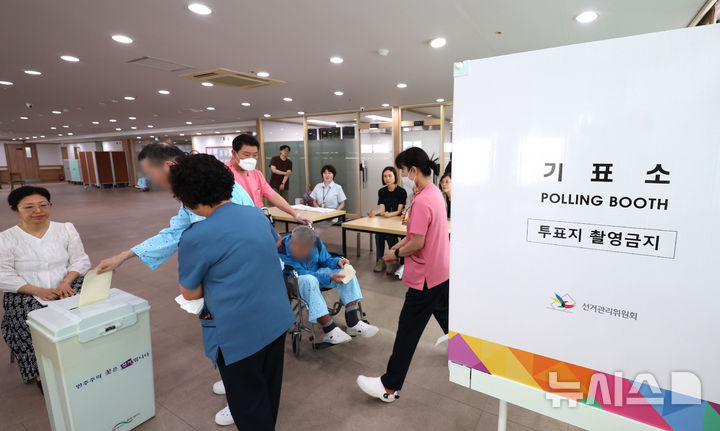[인천=뉴시스] 전진환 기자 = 제9회 전국동시지방선거를 6일 앞둔 28일 오전 인천 계양구 우리복지요양원에서 고령 어르신들이 거소투표를 하고 있다. 2026.05.28. amin2@newsis.com