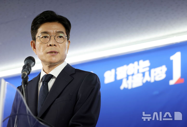 [서울=뉴시스] 홍효식 기자 = 정원오 더불어민주당 서울시장 후보가 28일 오전 서울 중구 선거 캠프 사무실에서 안전 문제 관련 기자간담회를 하고 있다. 2026.05.28. yesphoto@newsis.com