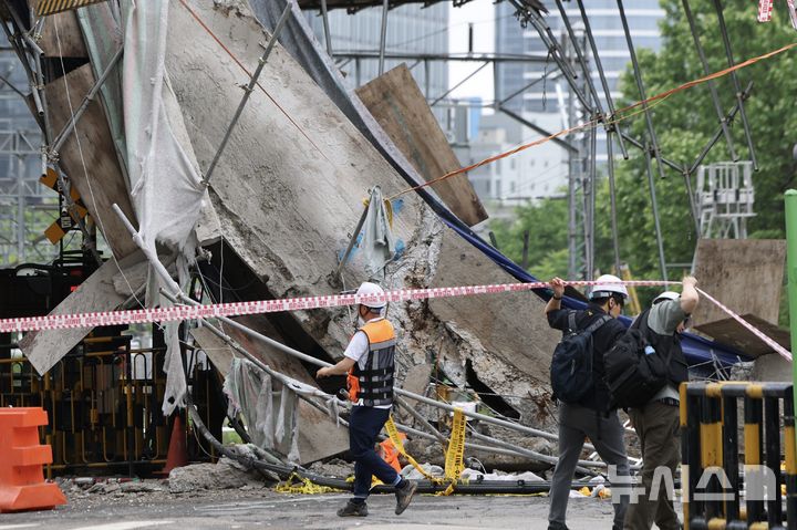 [서울=뉴시스] 김명년 기자 = 지난달 28일 오전 서울 서대문구 서소문 고가차도 붕괴 사고 현장이 통제되고 있다. 2026.05.28. kmn@newsis.com