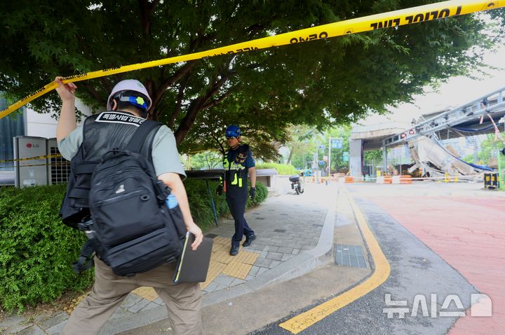 [서울=뉴시스] 김명년 기자 = 특별사법경찰관이 28일 오전 서울 서대문구 서소문 고가차도 붕괴 사고 현장으로 들어서고 있다. 2026.05.28. kmn@newsis.com