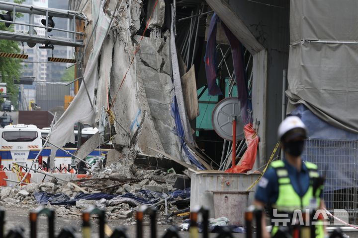 [서울=뉴시스] 김명년 기자 = 28일 오전 서울 서대문구 서소문 고가차도 붕괴 사고 현장이 통제되고 있다. 2026.05.28. kmn@newsis.com