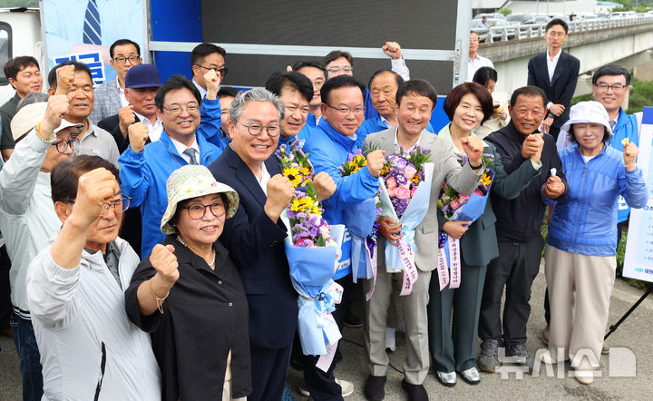[대구=뉴시스] 이무열 기자 = 김부겸(가운데) 더불어민주당 대구시장 후보가 28일 오전 대구 군위군 소보면 내의리 대구경북통합신공항 건설 예정 부지를 찾아 군민들과 파이팅하고 있다. 2026.05.28. lmy@newsis.com