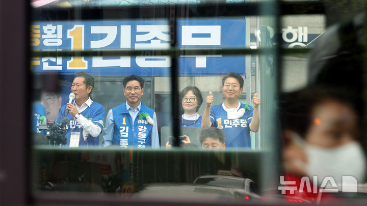 [서울=뉴시스] 박주성 기자 = 더불어민주당 정청래 총괄상임선거대책위원장이 28일 오전 서울 강동구 암사역사거리에서 김종무 강동구청장 후보 지지를 호소하고 있다. 2026.05.28. park7691@newsis.com