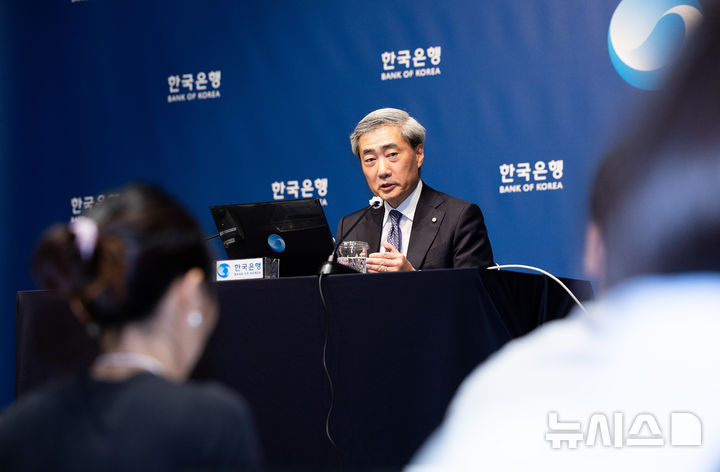 [서울=뉴시스] 사진공동취재단 = 신현송 한국은행 총재가 28일 서울 중구 한국은행 본관에서 열린 통화정책방향 기자간담회에서 발언하고 있다. 2026.05.28. photo@newsis.com