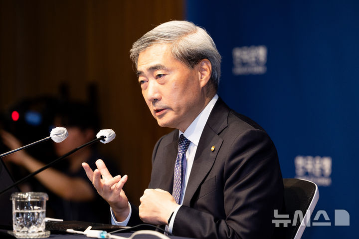 [서울=뉴시스] 사진공동취재단 = 신현송 한국은행 총재가 지난 28일 서울 중구 한국은행 본관에서 열린 통화정책방향 기자간담회에서 발언하고 있다. 2026.05.28. photo@newsis.com