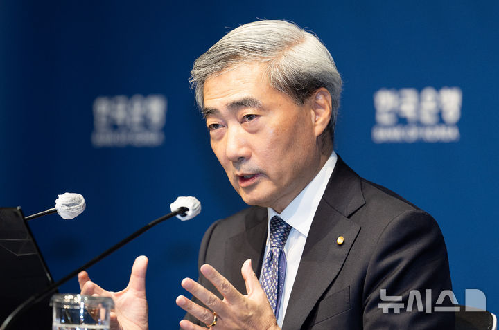 [서울=뉴시스] 사진공동취재단 = 신현송 한국은행 총재가 28일 서울 중구 한국은행 본관에서 열린 통화정책방향 기자간담회에서 발언하고 있다. 2026.05.28. photo@newsis.com
